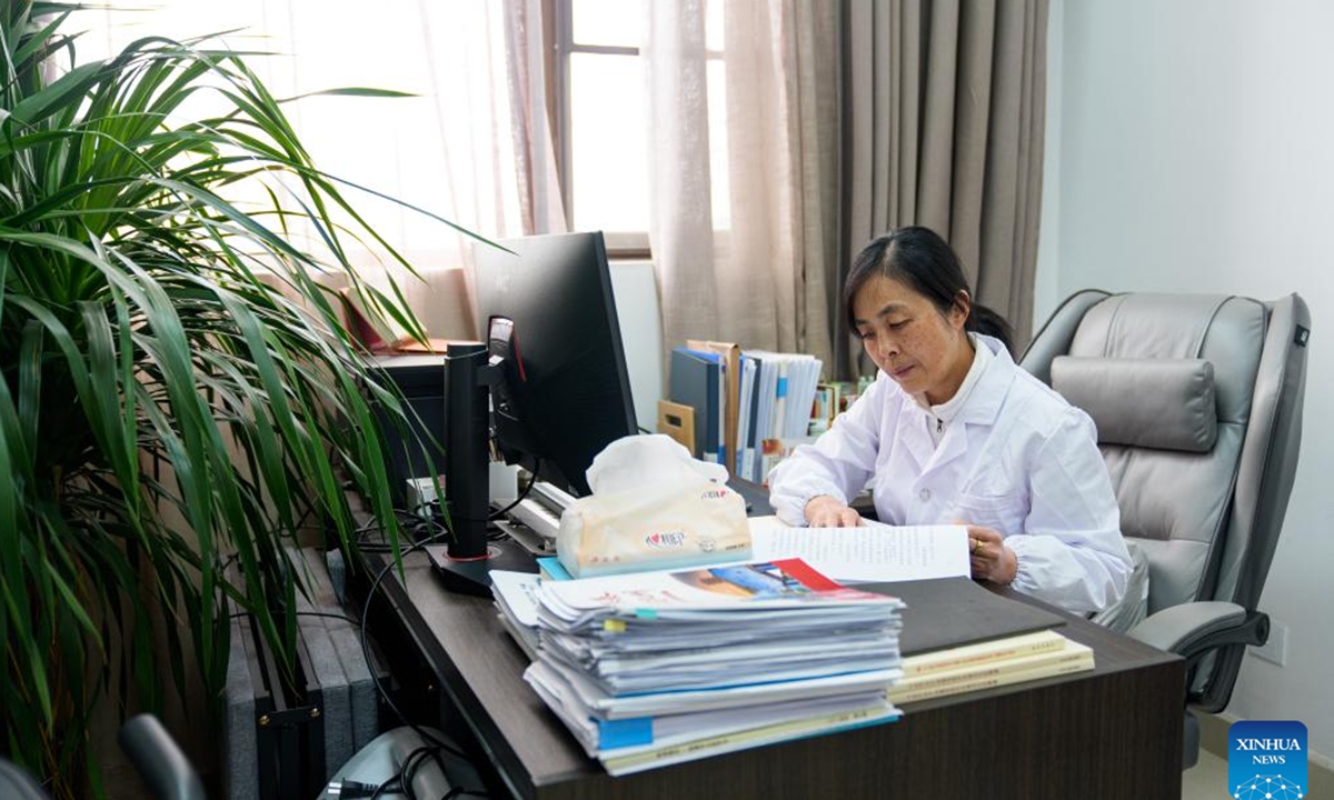 Zhang Yuhong (L) talks with her student at an institute of agricultural product development and food science in Lhasa, southwest China's Xizang Autonomous Region, April 29, 2026.Photo: Xinhua
