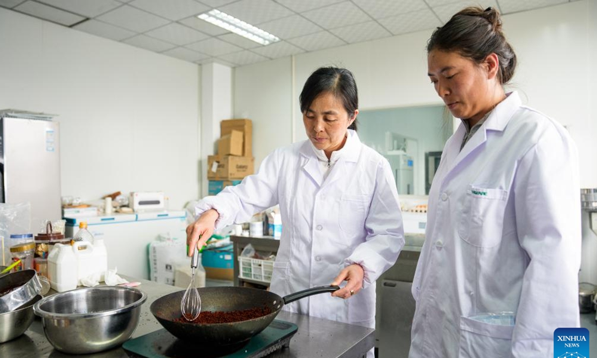 Zhang Yuhong (L) talks with her student at an institute of agricultural product development and food science in Lhasa, southwest China's Xizang Autonomous Region, April 29, 2026.Photo: Xinhua