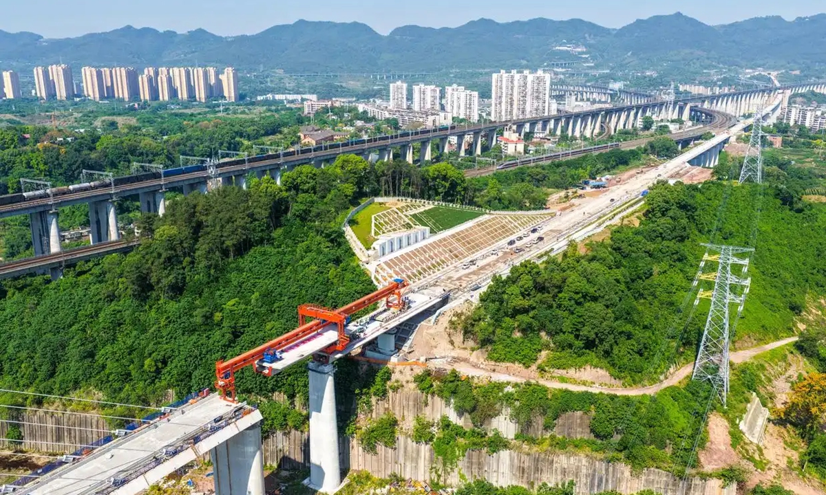 A photo taken on May 5 shows the girder erection construction site of the Chengdu-Chongqing Middle Line High-speed Railway. Photo: Xinhua