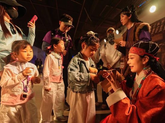 Visitors enjoy immersive performance during May Day holiday in Yinchuan, China's Ningxia