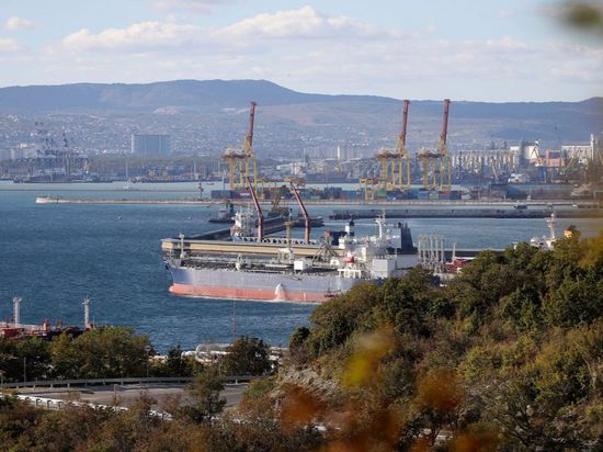 Russia's oil, gas budget revenues drop 38 pct in first four months of 2026