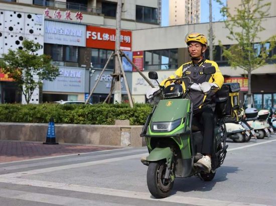 East China delivery rider redefines professional purpose