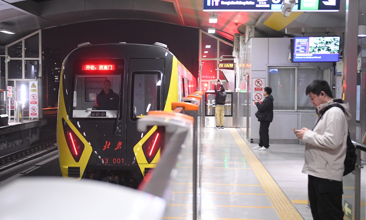 A glimpse of a Beijing subway train entering the station Photo: VCG