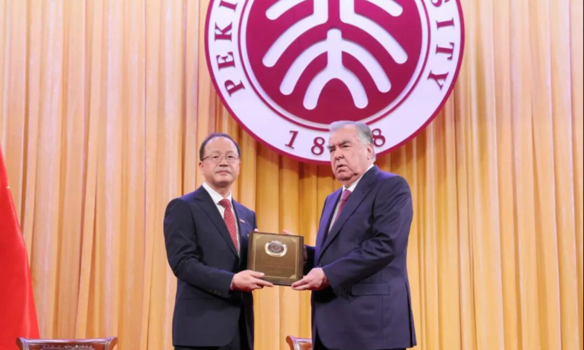 He Guangcai, Secretary of the CPC Peking University Committee and Chair of the Peking University Council, presented President Rahmon with the honorary professor plaque and certificate, conferring upon him the title of Honorary Professor of Peking University on May 12, 2026. Photo: Peking University