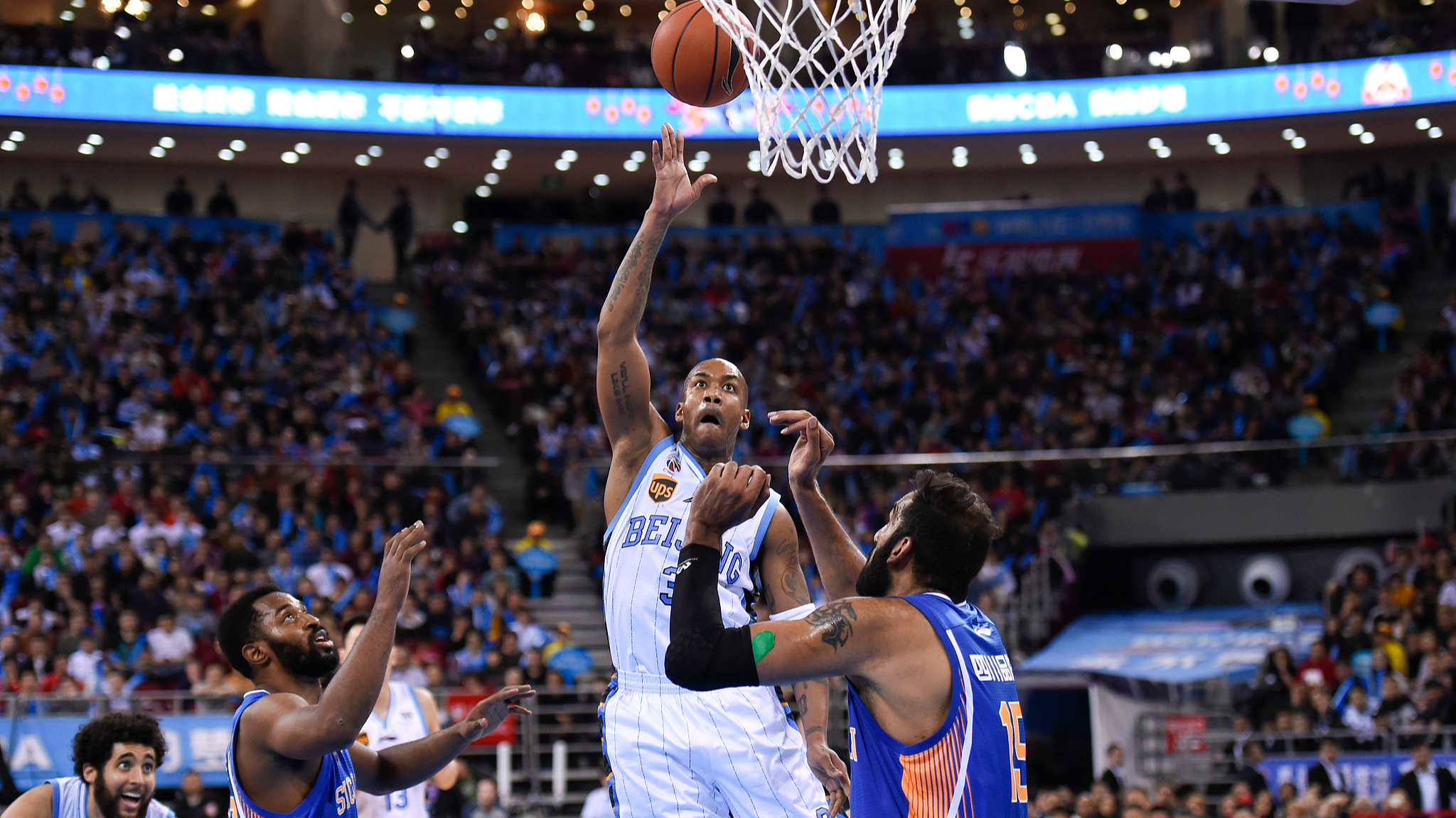 Stephon Marbury (C) in action during the CBA clash between Beijing and Sichuan in Beijing, China, February 19, 2017. /VCG