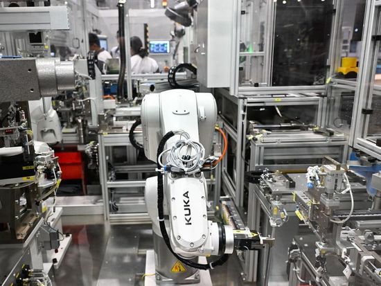 China's industrial output up 5.6 pct in first four months