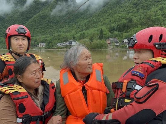 Rescuers evacuate elderly residents trapped by floods in Hubei