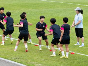 Players of Naegohyang Women's FC of DPRK attend training session