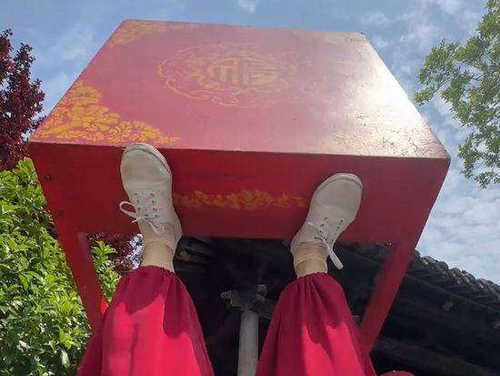 Happy feet turn table