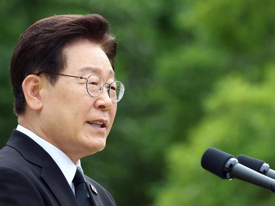 ROK president vows to carry on ex-President Roh's peace efforts with DPRK