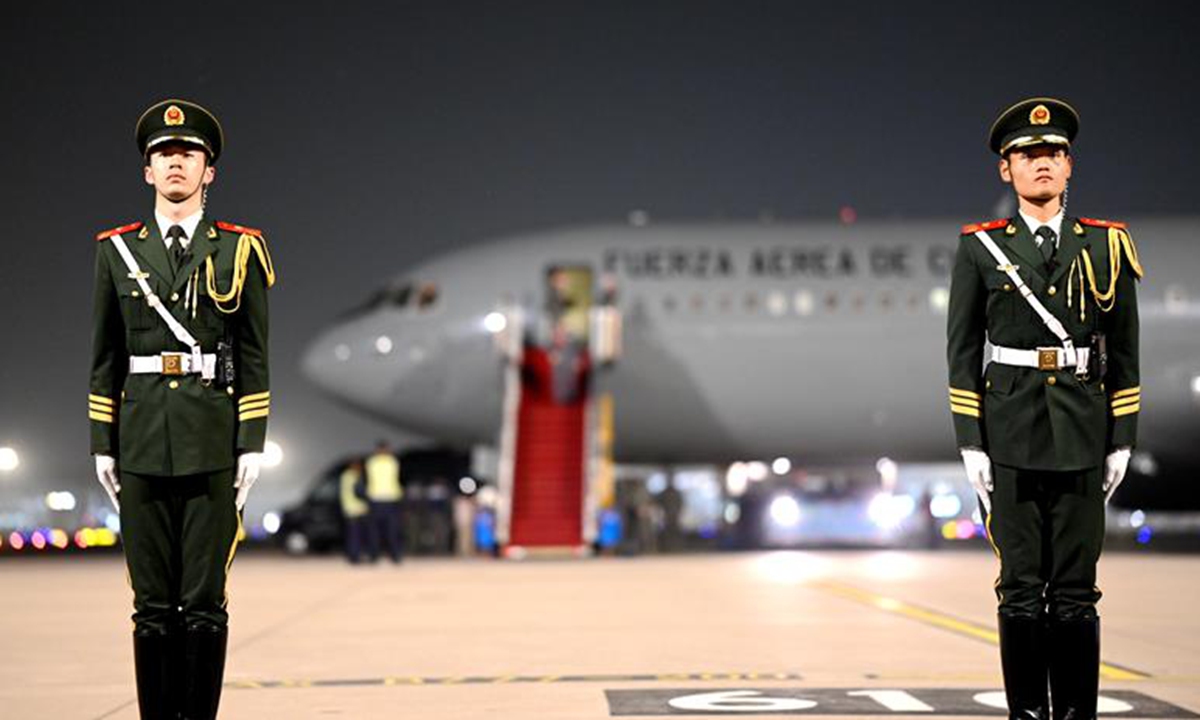 Photo: People's Liberation Army ceremonial guards perform duty