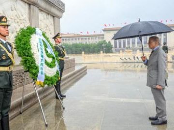 Pakistani PM lays wreath at Monument to People's Heroes in Beijing