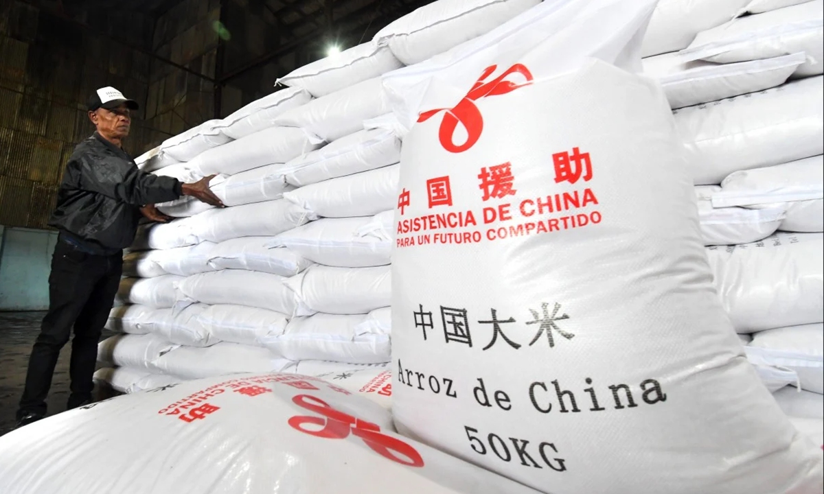 Workers stack rice donated by China in Havana, Cuba. Photo: Xinhua