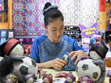 Inheritor of Zhuang brocade weaving technique in China's Guangxi