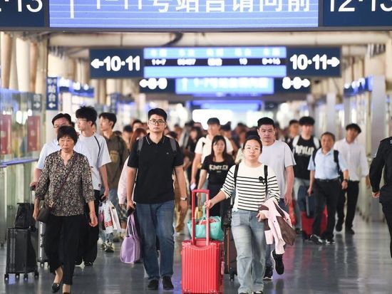 China's cross-regional passenger trips up 2.1 pct in January-April period