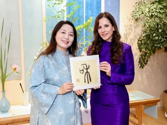 Wife of Serbian President writes Chinese character 'harmony' without waiting for my demonstration: Chinese designer recalls details of their interaction with GT