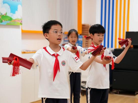 Xi encourages children to carry forward revolutionary traditions