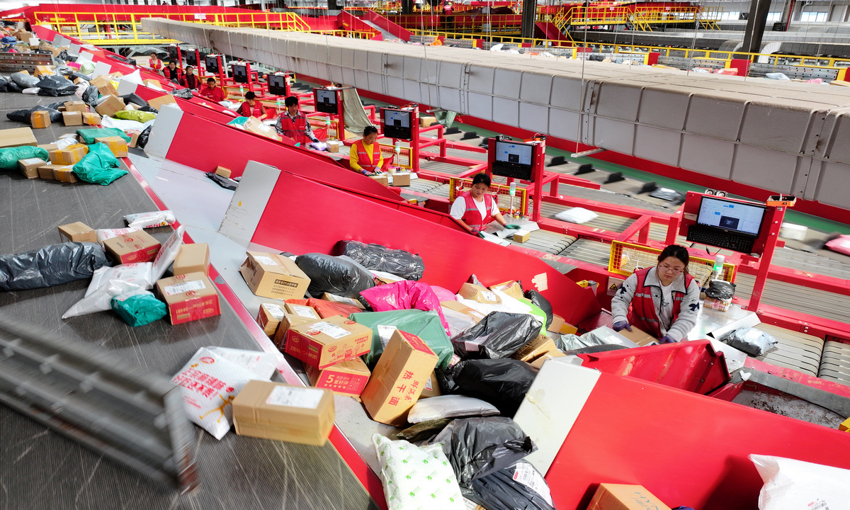 Workers sort parcels at an express delivery company in Yangzhou, East China's Jiangsu Province, on November 11, 2025. China's Double 11 shopping festival is hitting its peak, with major domestic e-commerce platforms and courier firms seeing a surge in cross-border parcel shipments.
Photo: VCG