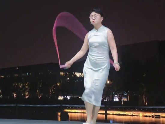 Grace in heels: stunning Cheongsam rope routine