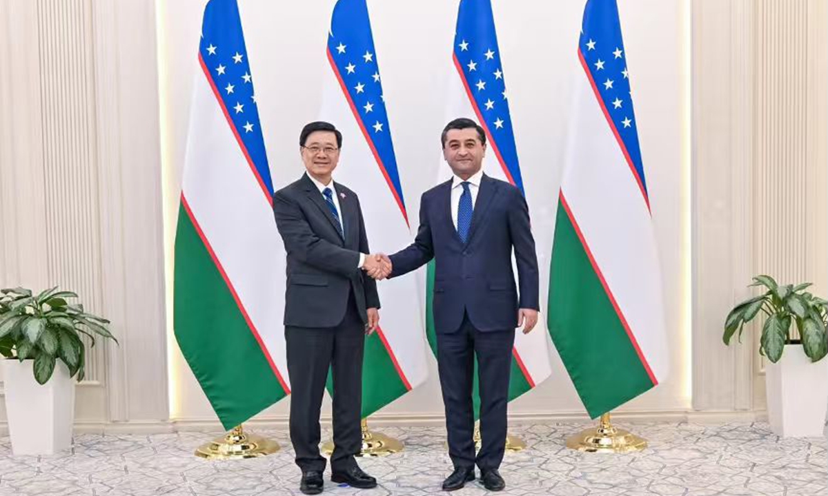 HKSAR Chief Executive John Lee (left) meets with the Minister of Foreign Affairs of Uzbekistan Bakhtiyor Saidov and witnesses exchange of notes between representatives of the two governments on mutual visa-free agreement on June 3, 2026. Photo: HKSAR government website