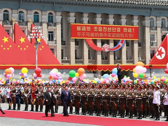 Flowers and cheers greet Xi in Pyongyang