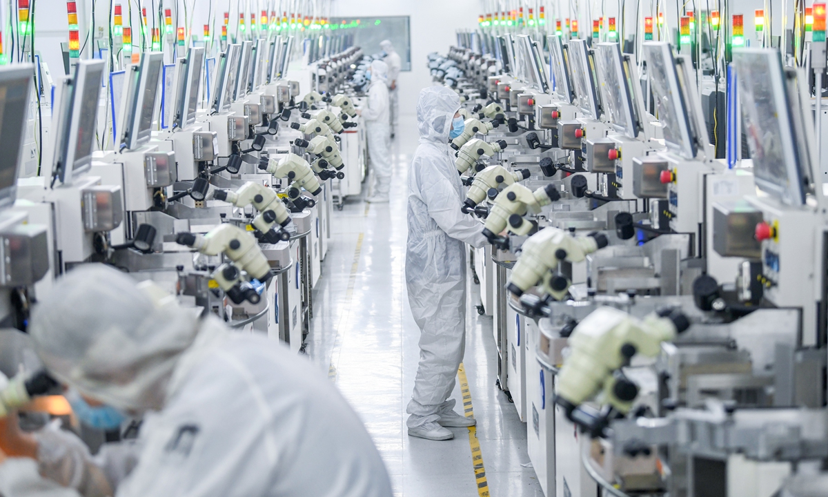 Workers fulfill orders and testing products in a production workshop of a company in Haikou, South China's Hainan Province on May 23, 2026. The company utilized production equipment imported under Hainan Free Trade Port's zero-tariff policy to independently manufacture and successfully export 773,000 transistors, with a total value of 1.849 million yuan.
