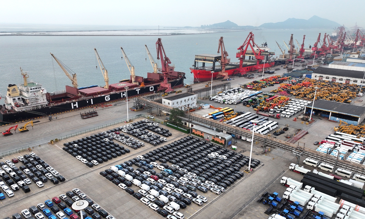 A large number of Chinese-made vehicles gather at the Lianyungang Port in East China’s Jiangsu Province on May 28, 2026, preparing for shipment and export. Photo: VCG 