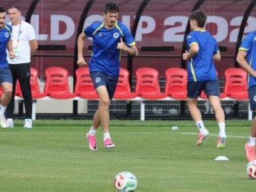 Men's national football team of BiH attends training session ahead of World Cup