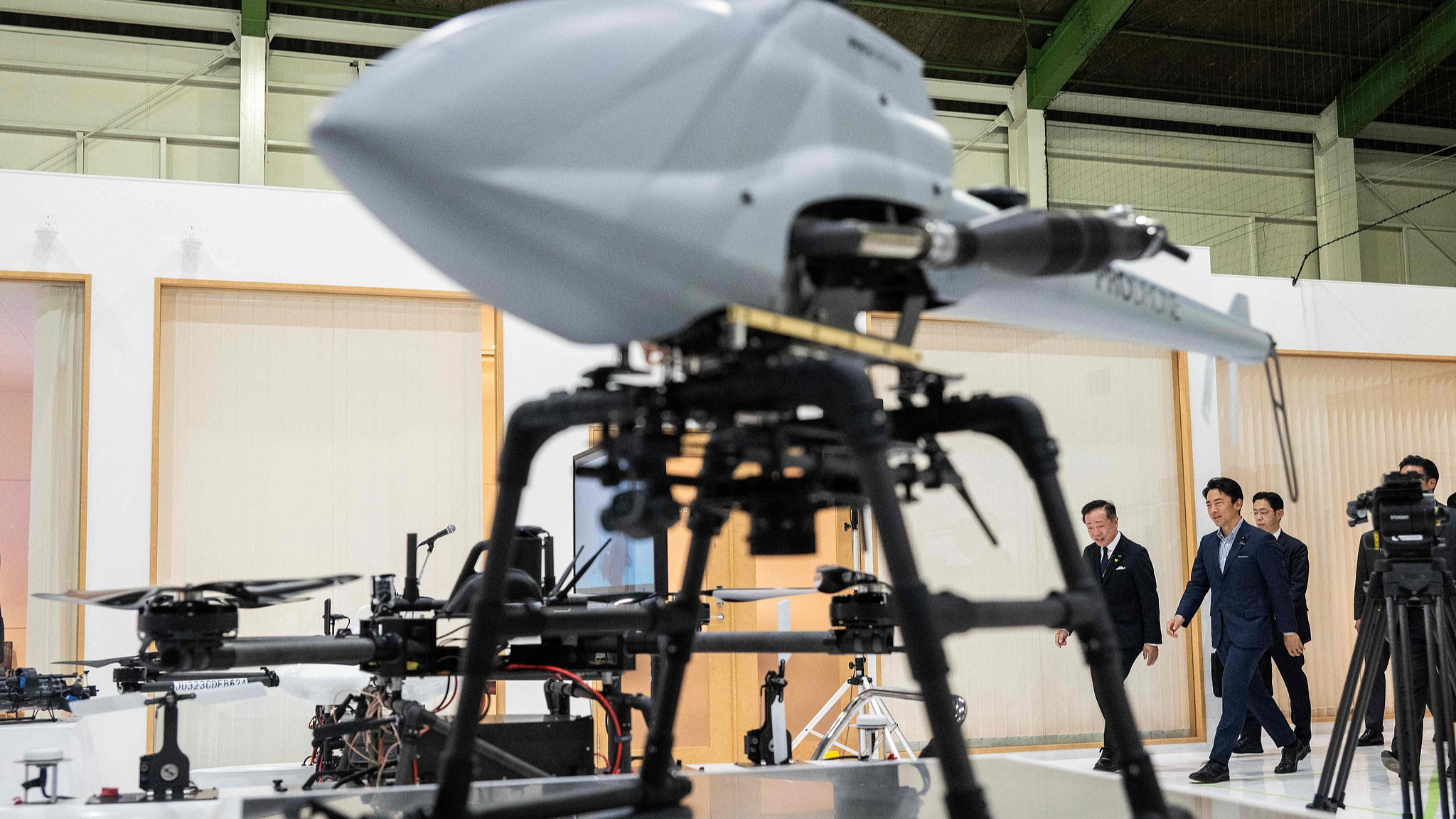 Japan's Defense Minister Shinjiro Koizumi (center) walks onto the factory floor at Prodrone, a Japanese industrial drone developer focusing on heavy-lift and defense drones in Nagoya, Japan, May 20, 2026. /VCG