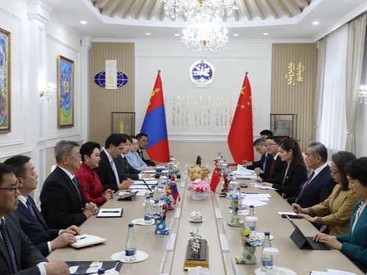 Chinese FM holds talks with Mongolian counterpart