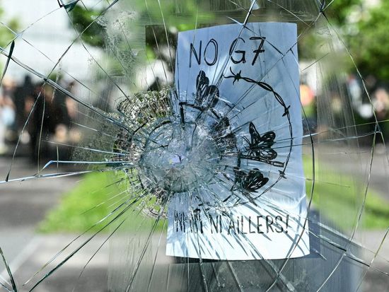G7 protest turns from carnival to violent stand-off