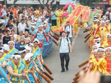 People celebrate upcoming Dragon Boat Festival in SW China's Chongqing