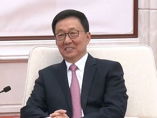 Chinese vice president meets Canadian, Danish business representatives