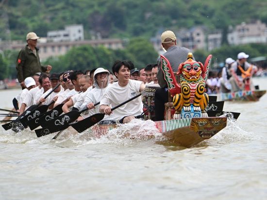 China's railway travel surges as Dragon Boat Festival holiday begins