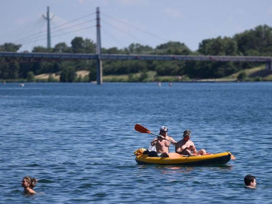 People enjoy water activities to cool off amid heatwave in Vienna