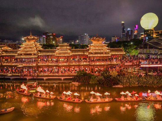 Nanning's hanfu and fish lantern night parade