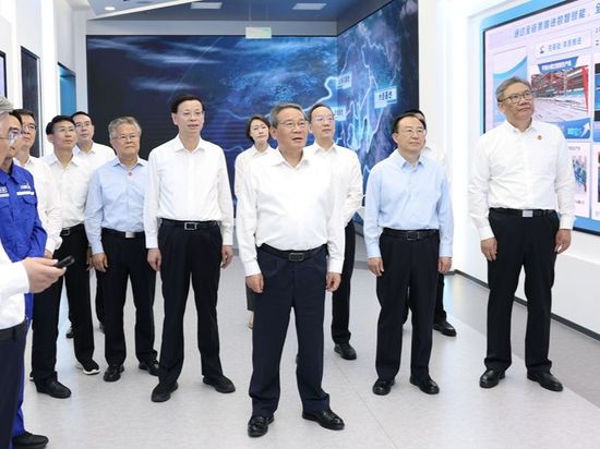 Chinese premier stresses endeavors to advance high-end equipment manufacturing