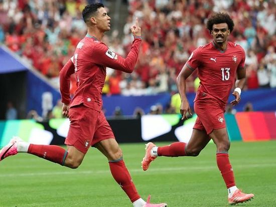 Ronaldo becomes Portugal's World Cup all-time leading scorer, igniting heated discussions on Chinese social media