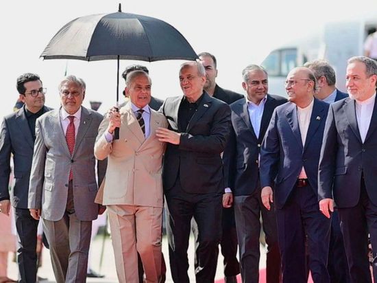 Iranian president arrives in Pakistan amid ongoing peace efforts