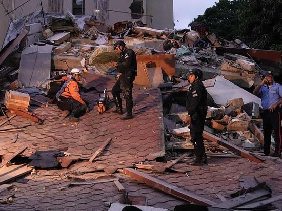Buildings collapse as quake rocks north-central Venezuela