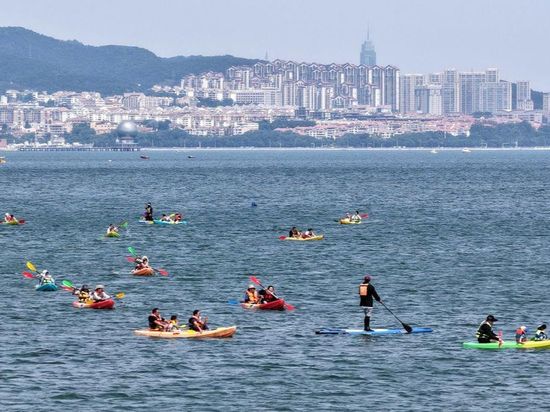 Coastal scenic spots in China's Shandong attract tourists
