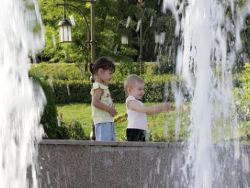 People cool off amid heatwave in Tashkent, Uzbekistan