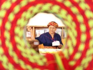 Pic story of Tiaohua cross-stitch embroidery in Longhui County, China's Hunan