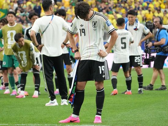 Japan, aiming to win the World Cup, stunned 1-2 by Brazil at stoppage-time, sparking heated debate among Chinese football fans