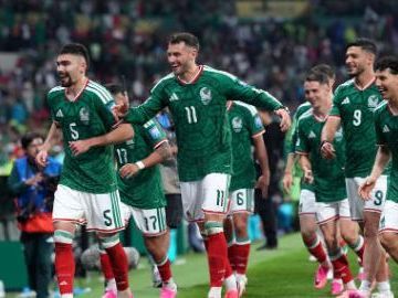 Quinones leads Mexico into World Cup last 16