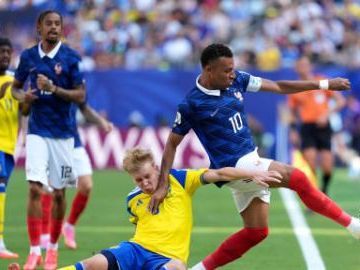 Mbappe brace fires France past Sweden into World Cup last 16