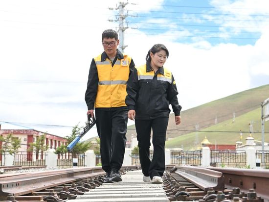 Love and dedication keep the Qinghai-Xizang Railway running