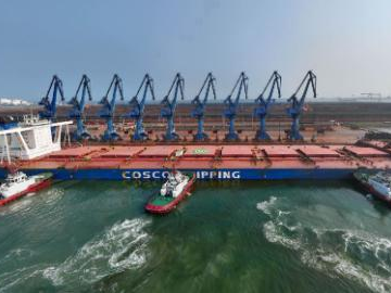 Bulk carrier under COSCO Shipping sets new draft record at China's Tianjin Port