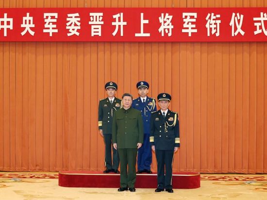 Xi presents orders to promote two military officers to rank of general