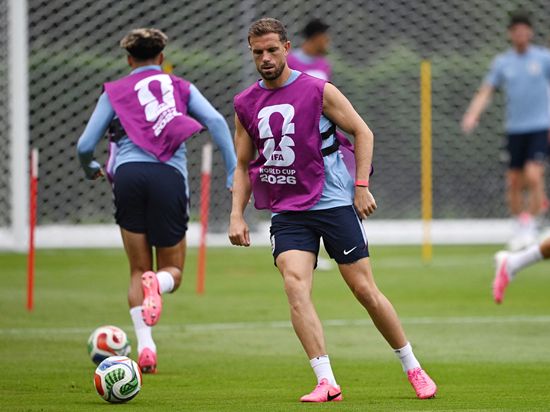 England midfielder Henderson suffers wrist injury celebrating win over Mexico